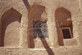 Image du Maroc Professionnelle de  La Kasbah de Taourirt fut édifiée au 17ème siècle par la tribu des Glaoui, située sur une colline au centre urbain de la ville d'Ouarzazate, cette remarquable ancienne bâtisse en pisé parfaitement conservée est l'une des plus belles constructions architecturales de la ville. La Kasbah qui ressemble à un grand château de sable incrusté dans le désert, fait partie du circuit touristique, elle a été classé Patrimoine Mondiale de l’Unesco. Ce véritable joyau de Ouarzazate permet au visiteur de découvrir l’intérieur d’une ksar où résident souvent la population berbères du sud du Maroc. Photo datant du Samedi 23 Août 1997. (Photo / Abdeljalil Bounhar) 